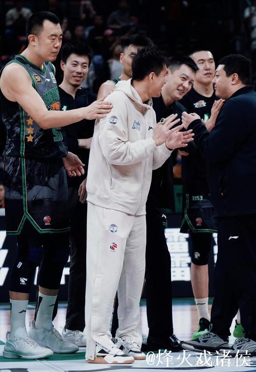 得分首次突破两位数,清华退学后扛起辽篮内线,杨鸣激情呐喊 得分首次突破两位数,清华退学后扛起辽篮内线,杨鸣激情呐喊