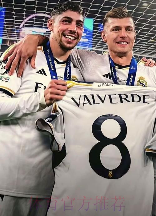 传承!克罗斯:会把8号给巴尔韦德 很荣幸由他接下 传承!克罗斯:会把8号给巴尔韦德 很荣幸由他接下